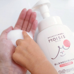 「敏感肌用 MOISIS(モイシス) 泡ボディソープ」..せっけんの中でも特に肌にやさしい成分だけを選んだ敏感肌用のボディーソープです。.❤️肌に洗浄成分を残しにくく、さっぱりした…のInstagram画像