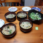 isosukemikaなべやき屋キンレイの「お水がいらない 鍋焼うどん」「京都九条ねぎの肉うどん」を夕食にいただきました。麺にコシがあり、時間がたっても全然のびない！昼に即席麺のうどんを作ったけれ…のInstagram画像