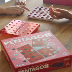 娘が夢中になって、時間を忘れて遊んでしまうこちらのボードゲームPENTAGO (ペンタゴ) ♪ボードが回転する、新しい形の戦略的ボードゲームなんです。一見、オセロや五目並べのようなので…のInstagram画像