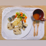 *幼児食記録*おにぎり大好きマンにおにぎり🍙ごまアレルギーだひふりかけとか限られたものしか使えない😭今回は#舞昆のこうはら さんの白白舞昆！発酵熟成された真昆布と舞茸だ…のInstagram画像