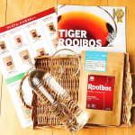 TIGERさんのプレミアムルイボスティーのお試しです。500mlのペットボトルで簡単に水出し。冷蔵庫で6時間ほどで、綺麗な色のお茶が出来上がりました。ゆっくり水出ししたからか、クセが少なく…のInstagram画像