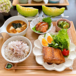 ♡今日の#晩ご飯🍳サーモンのメープル照り焼き🍳お味噌汁🍳漬けサーモン🍳きゅうりの酢の物🍈メロン@oceantrading.co さんのサーモンを照り焼きにしまし…のInstagram画像