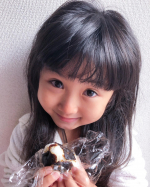 朝ごはんとお弁当に必ず入れている美味しい昆布。大阪に来たら絶対にたべてほしいな。娘は梅と昆布のおにぎりが好きだよ！みんなは何の具が好きかな？#ママリ #ベビフル#コドモノ …のInstagram画像