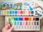 実は100均で買うと割高なモノ！😱子どもが小学校で使う絵の具🖼しばらく使っていると色が無くなってくるので100均で買い足していましたが、4本も5本も追加で買うような時は単品よりセットで買っ…のInstagram画像