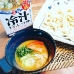 正田醤油株式会社さんの「冷汁うどんつゆ」うどんを茹でて冷水でしめ、薬味を入れたつゆにつけるだけ✨オーソドックスに、きゅうり、白ネギ、大葉、トマトでいただきました😋甘めのごまみそつゆが食欲をそ…のInstagram画像