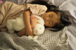...すやフォト ( ˘༥˘ )ｽﾔ.( 脳内BGMは星に願いをでお願いします🧸🌟 ).枕の位置に対して水平に寝がちな子供の寝相(:3_ヽ)_.何度直してもすぐ…のInstagram画像