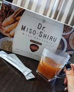 置き換えにもﾋﾟｯﾀﾘの【⠀Dr．MISO SHIRU ⠀】 最初は粉状なんだけどお湯を入れるとﾄﾛﾐのあるお味噌汁に❤️日によって野菜を入れたり☺️✨お医者さんと共同開発…のInstagram画像