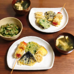 ..今日の夕ごはんは天ぷら定食🍚✨.✔︎ 天ぷら盛り合わせ（シュウマイ、パプリカ、ナス、レンコン、さつまいも、青じそ）✔︎ きゅうりのゴマおかか和え✔︎ わかめと油揚げの味…のInstagram画像