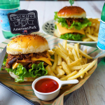 アメリカンポークでプルドポークバーガー🍔🍔🍔BBQソースでアメリカンポークを煮て細かく引き裂いてソースと絡めたものを挟みました😍BBQソース味大好き💕チーズも分厚いの買ってきましたよ😍…のInstagram画像