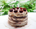 フォレノワール🍒大好きなケーキ🎂実家で作ったのでまたも道具不足💧回転台ないからネイキッドでw色々やり直したいからリベンジしよ。間に生チョコ挟むのが好きで、4段なんですが生チョコたー…のInstagram画像