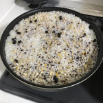 うちは炊飯器ではなく、鍋で炊飯してます鍋で炊いても、混ぜるだけで美味しい雑穀米炊けた#ごはん彩々 #お米 #ごはん #夏越ごはん #夏越ごはんの日 #雑穀 #十六穀 #おいしいお米 #全米…のInstagram画像