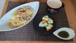 #おうちランチ豚肉とキャベツの和風パスタ昨日の残り物いれて#生春巻#手作りドレッシングの#青じそドレッシングで。(さとこサマ手作り)朝は、焼きたてマフィンが…のInstagram画像