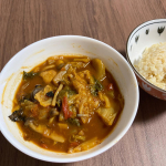 野菜たっぷりトマトカレー🍅今日の晩御飯はルーから手作り、白菜と玉ねぎがメインのカレーです😄トマト缶の酸味とスパイシーな味が食欲そそります♪( ´▽｀)炒め玉ねぎにたっぷりのトマト缶…のInstagram画像