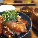 🍚🐟漬け込んだお刺身をドーーーンとのっけて漬け丼✨✨美味しすぎたー！！漬け丼のためにお刺身を多く買ったり残したりしちゃいますよねー漬けがのってないと（2…のInstagram画像