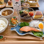 ♡今日の#晩ご飯🍳鮭のメープルシロップ焼き🍳なめこのお味噌汁🍳青梗菜とくるみの胡麻和え🍳夏野菜の焼き浸し🍳お土産で貰ったカステラケーキ　この前、生サーモンをメー…のInstagram画像