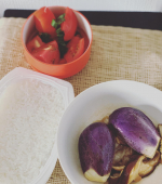 ある日の朝食！テーブルマークのパックご飯トマトの浅漬け茄子と豚肉の煮浸し！朝、ご飯炊き忘れたってときに便利なパックご飯！お米も美味しいですね。トマトの浅漬けはト…のInstagram画像