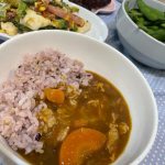 🍛梅雨明けいよいよ夏が来るー🏄‍♂️海行きたいなー夏といえばカレー🍛玄米酵素さんのもっちもちのご飯で美味しくいただきましたー✨北海道産の玄米と雑穀をブレンドされたこ…のInstagram画像