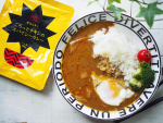 ダイソーのレンジで簡単温泉たまごを使って、カレーに温泉卵をトッピング🍳電子レンジ500W50秒で欲しいなと思った時にさっと作れるので、サラダやパスタメニューの時にも活躍しますね。夏にぴ…のInstagram画像