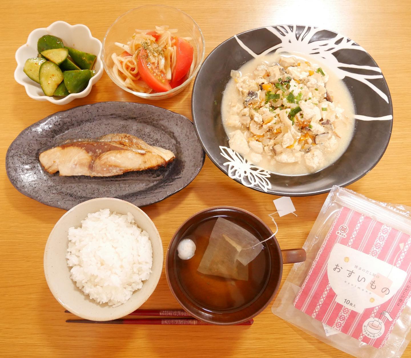 口コミ投稿：今日のご飯🍚*・鰤の塩焼き・炒り豆腐・トマトと玉ねぎの中華サラダ　・きゅうりの漬…