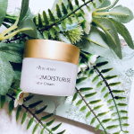 化粧師AYUMOが監修のクリーム🌺AQMOISTURISERはとにかぃ保湿を重視したクリームで、滑らかな肌触り特徴的🤔こっくりしたよりもマットな仕上がりになるよ✊ちょっと硬めのテクスチャで…のInstagram画像