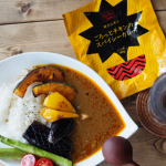 ・【LOHACO限定】ごろっとチキンのスパイシーカレー・毎日暑いですね。夏野菜と一緒にスパイシーなカレーを食べました♪スパイスの香りと後からくる辛さがたまらんっ…のInstagram画像