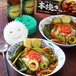 小麦粉を使わずに25種類のスパイスから作る本格カレーの本挽きカレー🍛短時間で作れる本挽きカレーはリモートワークランチの頼もしい見方♡夏野菜のズッキーニにトマト、ゴーヤにアスパラ、サヤインゲンにピ…のInstagram画像