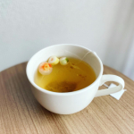 〜博多だし屋のおすいもの〜お茶を淹れているように見えますが、実はこれお出汁のティーバッグなんです！！かつお、アゴ、昆布、椎茸、無農薬野菜などのこだわりの原料が使われていて、ふわっとする良い…のInstagram画像