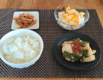 #おうちランチ鶏の味噌マヨ焼き(玉ねぎ、ピーマン)きんぴらごぼうマカロニサラダ今日は食べないでおこうと思っていたのに、また誘惑にまけて、、、夕飯前に#おやつ…のInstagram画像