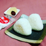 #おうちごはん #🍴 😋日中は暑かったので #塩むすび で元気をつけました🙋小さい頃、 #母親 に握ってもらった #おむすび を食べるとなぜか #元気 になれたんです🐱きっと #母…のInstagram画像