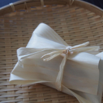 .#北海道玄米雑穀 でおにぎり娘がおにぎり作る！というので雑穀米を使って、セロリと塩昆布のおにぎりを作りました。那須の赤松を使って作られた「経木」で包んだおにぎりはほのかに良い香り。北…のInstagram画像