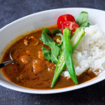 パパっとカレーでごはん。LOHACO限定のごろっとチキンのスパイシーカレーです。ロハコのカレー味が美味しくて好きなんですが、このカレーはチキンゴロゴロで食べ応えある😍🍛辛さは結構辛めで…のInstagram画像