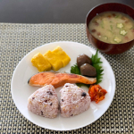 .〜今日の朝ごはん〜⚫︎おにぎりのワンプレート⚫︎オクラとなめこのお味噌汁.北海道玄米雑穀でおにぎりにしました。白米に混ぜて普通に炊くだけ。程よい甘さともっちり感が美味しく…のInstagram画像