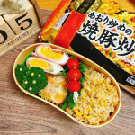 今日はとものバイト弁当🍱#マルハニチロ 様のあおり炒めの焼豚炒飯 えびとチーズのグラタン で#簡単弁当 。#チャーハン も#グラタン もレンチンで本格的！チャーシューめっちゃ良い匂いで少し…のInstagram画像