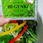 miku3550玄米酵素ハイ・ゲンキ スピルリナを食べてみました。野菜の要素がたっぷりとれるというイメージで、サラダとともにパシャ！スピルリナの味が濃いのでサラダにかけずに水で飲みました。…のInstagram画像
