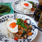 ガパオと空芯菜炒め😋夏に食べたくなるやつ🤤タイ人の先生に教えてもらったレシピで作ろうと思ったんだけど、どっか消えてしまったので適当で作ったら結構好みにできたのでメモしときます。材料…のInstagram画像