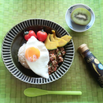 .今日のお昼ご飯はガパオライス🍚✨メガシェフのナンプラー入り♪デザートはお庭のブドウにと思ったら。。。時々取って食べていたら今年は出来が悪くお庭を見たら無く…のInstagram画像