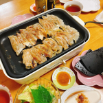 今日の晩ごはん　#手作り餃子 🥟メガシェフ の#オイスターソース 使わせて頂きました。コクがあって美味しい☺️☺️とっても美味しい#餃子 ができました🥟#ブルーノホットプレート #…のInstagram画像