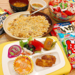 𖤐⁎꙳⋆🧡マルハニチロ🧡..いつぞやの #晩ご飯記録子供の夏休み中、本当に料理に時間かけられなくてこの日はサラダとみそ汁作っただけ😅あとは残り物とマルハニチロの冷凍食品に…のInstagram画像