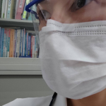 勤務先でマスクをしながら眼鏡やアイシールドをつけるとどうしても曇って視野が見にくくくなります。エバービューのクリップのU字部分を外に広げながらマスクの上から挟むように取り付けるとマスクのズレと…のInstagram画像