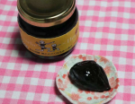 黒にんにくの蜂蜜漬け！初めて食べました！！作っているのは郡上の農場。郡上（母袋）の冷涼な気候と豊かな土壌で育った「ホワイト六片」を、農場で育ったラベンダーやカモミールなどのハーブと共に発酵・…のInstagram画像