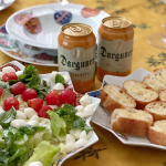 .おいしいビールを庭のお野菜とともに💕フルーティーでスパイシーな味の#ヴァイツェン は苦味は少なめなのでとても飲みやすい！お庭のバジルとミニトマトのサラダ、ガーリックト…のInstagram画像