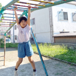 からだを動かすことが大好きで負けず嫌いな娘☺️『うんていを最初から最後まで渡りたい‼️』何度もうんていのある公園に通って、最後まで渡ることができたよ🙌⛲手には豆がいっぱいできました…のInstagram画像