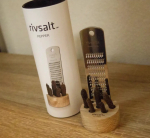 【rivsalt】製品届きました😄モニターさせていただきます！グレーターを使って削って使うタイプのペッパーです。箱開けた瞬間からヒハツの香りを感じることができました。削ってすぐに使…のInstagram画像