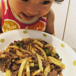 プルコギ炒めに黒ニンニクのみじん切り入れてみた！！ほのかに黒ニンニクの香りがして美味♡料理してたら三女ちゃんがいい匂いをかぎにきたよ〜#PR #ネオナチュラル #neonatural #ネオナチ…のInstagram画像