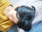 今使っている枕が髪・肌をケアしてくれる上質な#シルク#枕 になる#絹屋 シルク100％#枕カバー 😌💭静電気が起こりづらいなめらかでつるっとした質感なので、寝ている時に#髪 や肌との摩擦で傷つ…のInstagram画像