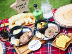 #ベランダ に#芝生シート を敷いたので、せっかくなので#ランチ は#ピクニック 風#おうちバル (←矛盾??)にしてみました(≧∇≦)#アウトドア に食材や食器を持っていくのは用意や後片付け…のInstagram画像