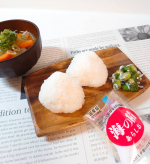 今朝の朝ごはん.♡塩おむすび♡オクラとしらす和え♡お味噌汁..塩おむすび、シンプルだからこそお米の旨味甘味をしっかり味わえるので大好きです😆なんでこんなに美味しいの〜💕…のInstagram画像