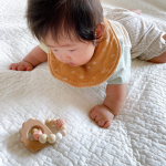 ♡最近のいおちゃん🚼うつむせがめっちゃ好きみたいやけどよだれがだらだらなのでスタイ必須🌈前に進みたいみないなのになぜか後ろにバックしてしまう😲そしてなんでも握って口に入…のInstagram画像