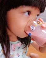 野菜が少し苦手な4歳の娘。ぐびぐび!!と、牛乳で割った【こどもフルーツ青汁】を美味しいと言って飲み切りました!!しかも、苺の味がすると言っていました😁スクスクのっぽくん♫　オススメです…のInstagram画像