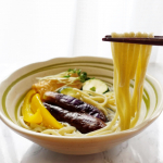 スーパーベジタブル☑︎ モリンガ☑︎ 吉野葛が練り込まれた練り込みモリンガ平うどん🥢モリンガは豊富な栄養素を含有していることから、アフリカでは「緑のミルク」とも呼ばれているんです♬またモリ…のInstagram画像